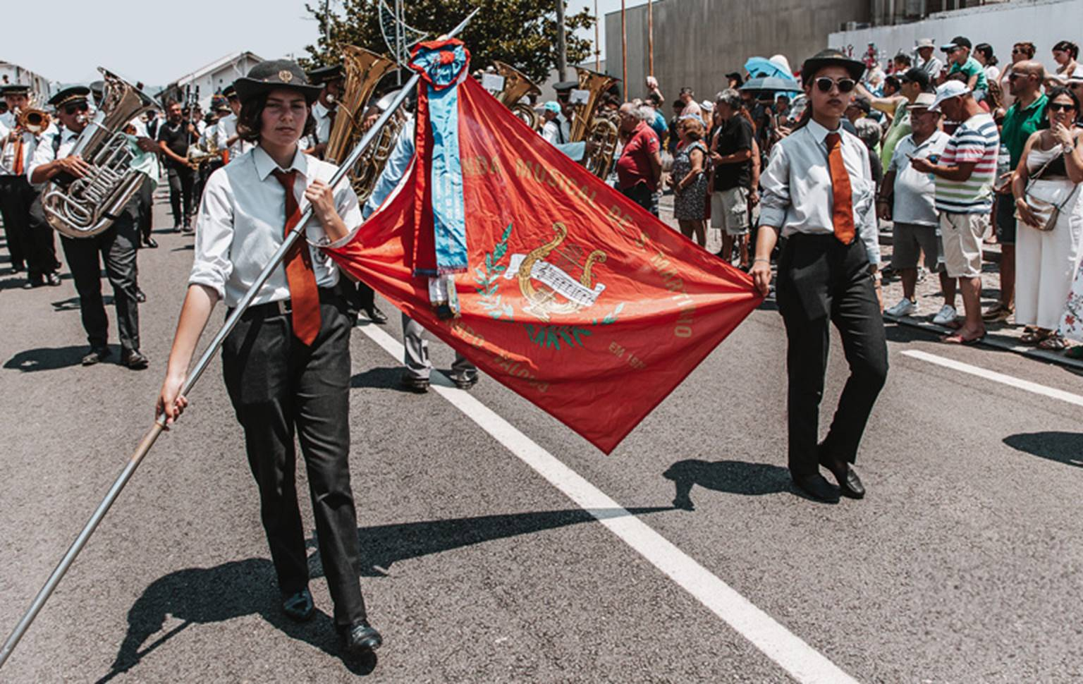 Banda Musical de São Martinho de Campo em desfile com estandarte