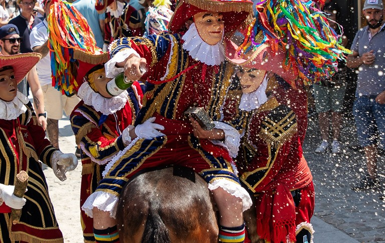 O Cobrador montado a cavalo durante a Lavra da Praça