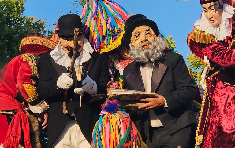 Doutores da Lei mascarados com livros durante o conflito