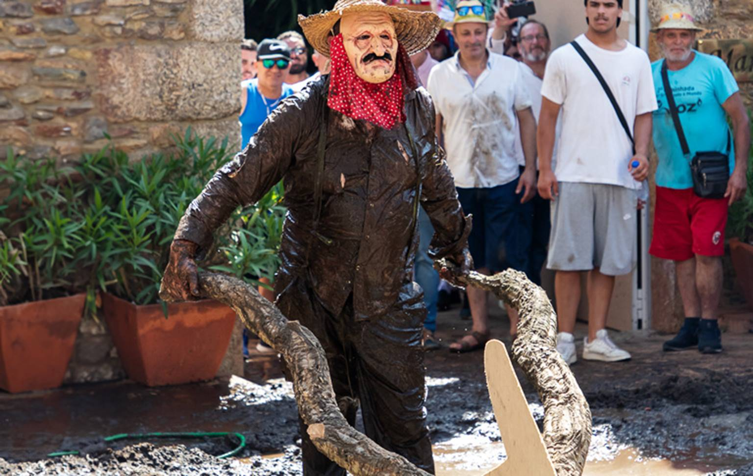 O Lavrador mascarado a conduzir o arado durante a Lavra da Praça