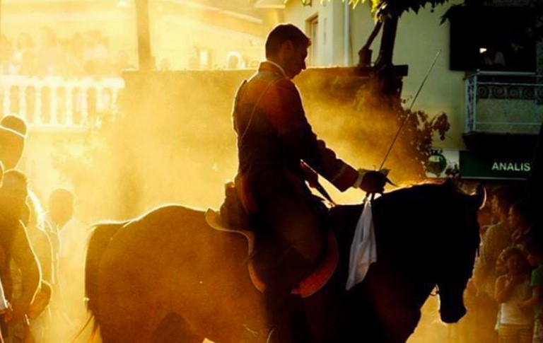 O Mensageiro a cavalo durante o cortejo
