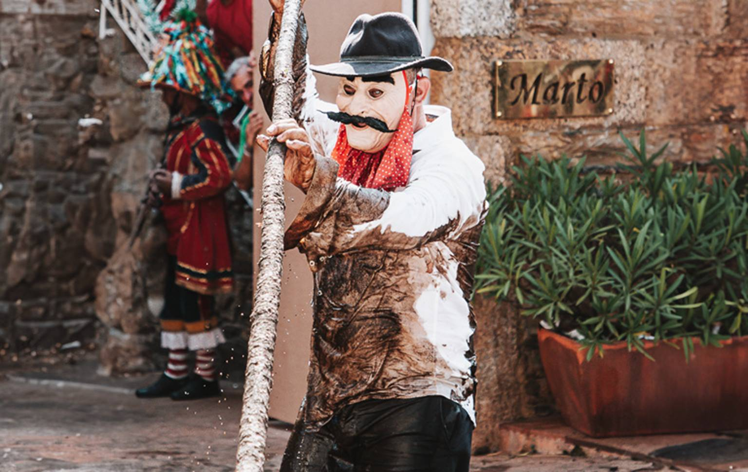 O Moço do Cego mascarado com pau durante a Sapateirada