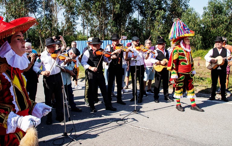 Músicos da Bugiada a tocar violas e violinos