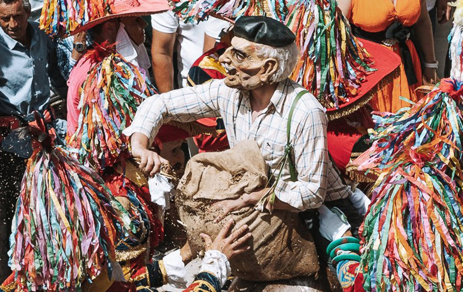 O Semeador mascarado com saco de sementes durante a Lavra da Praça